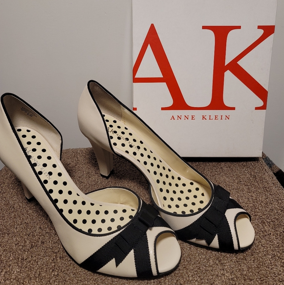 Anne Klein, 9.5M off white peep toe 3 1/2" pumps